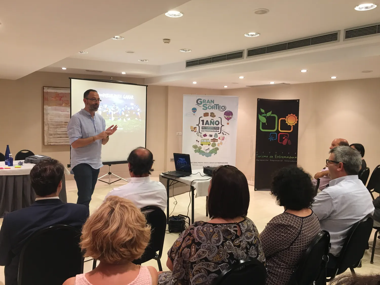 Francisco Palomino trabajando con un grupo pequeño en una sesión de Cooperar para Ganar